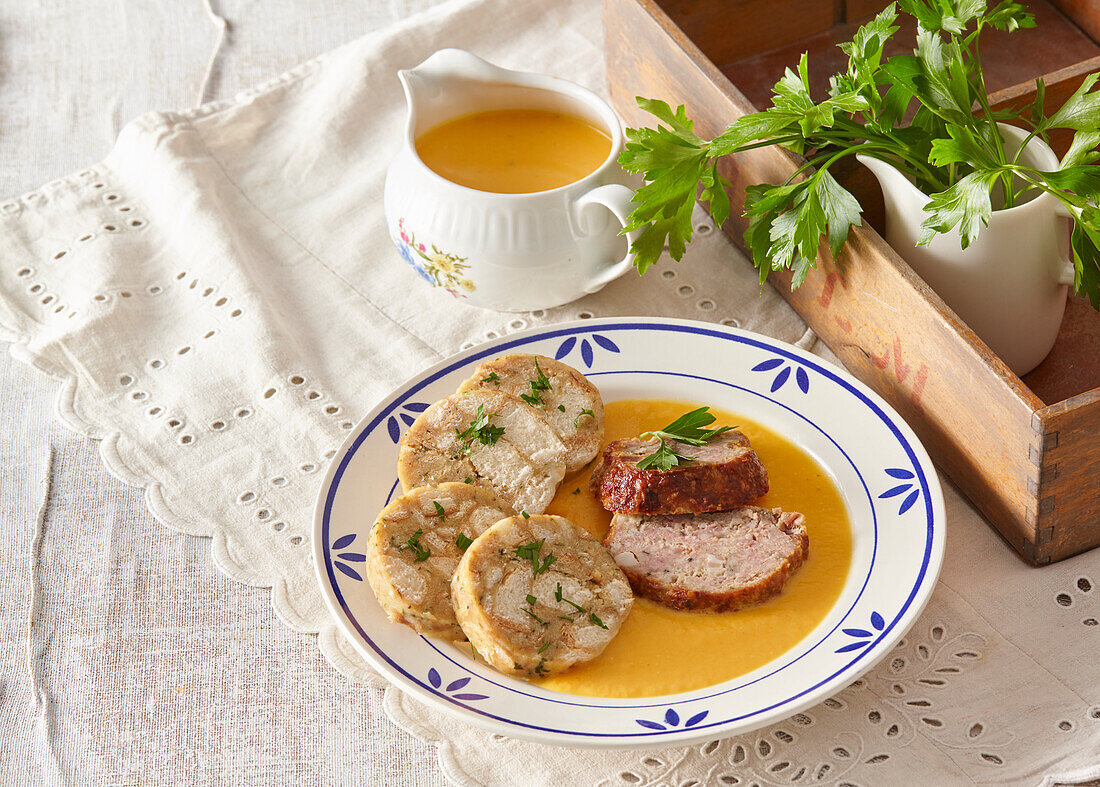 Hackbraten mit Serviettenknödel und Gemüsesauce