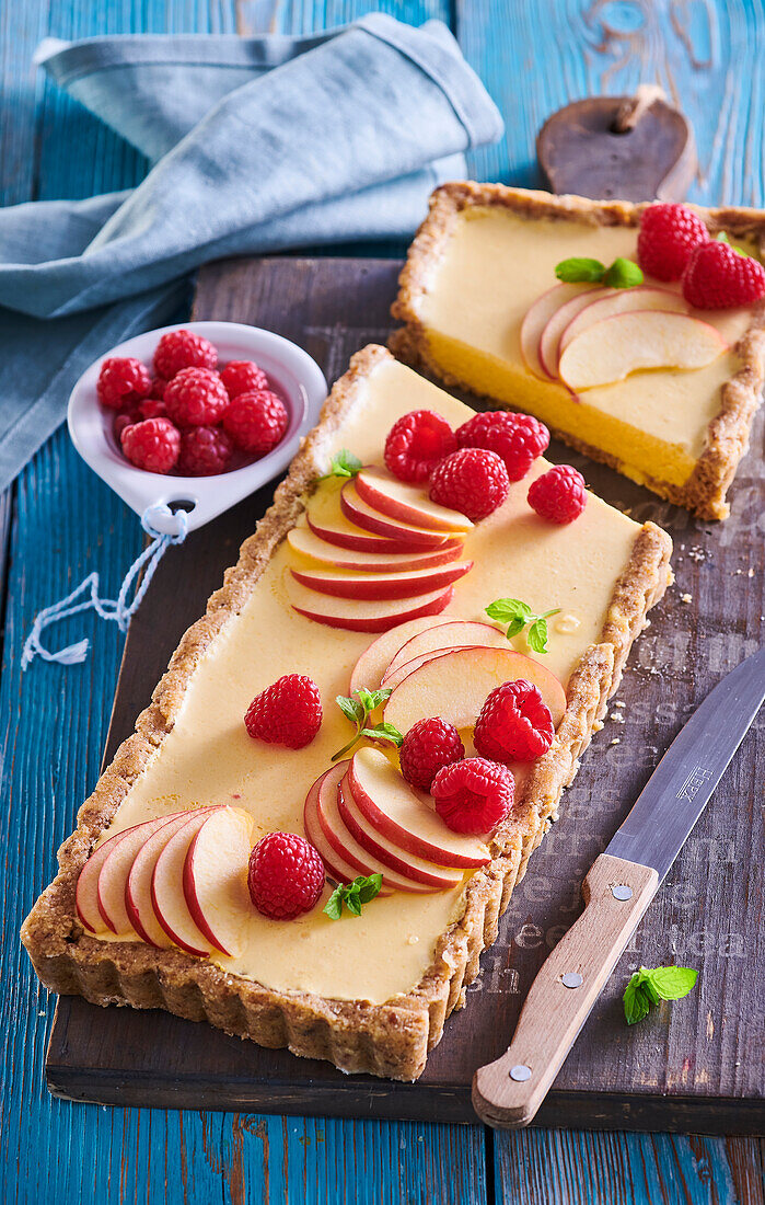 Mango-Tarte mit Apfel und Himbeeren