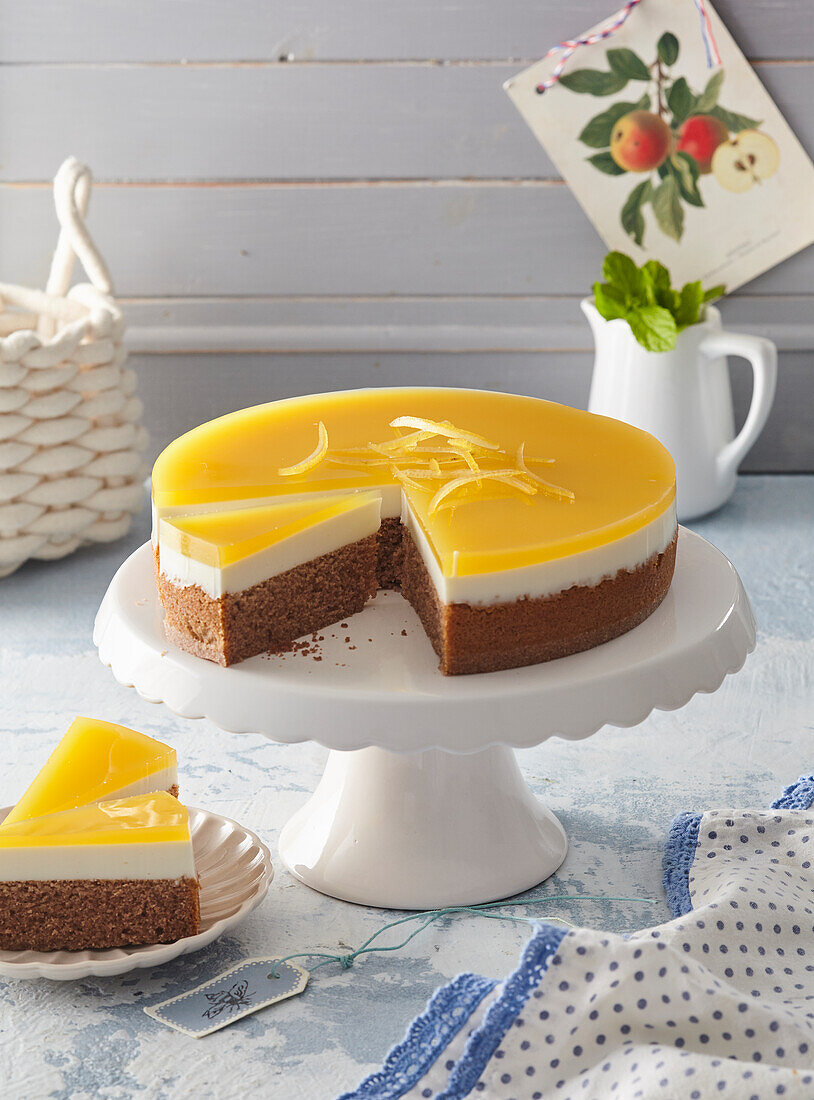 Cheesecake with lemon jelly topping