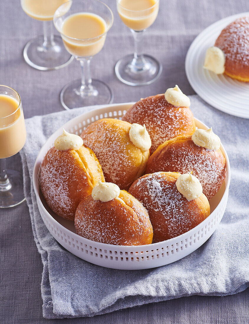 Mit Sahne gefüllte Gewürz-Krapfen