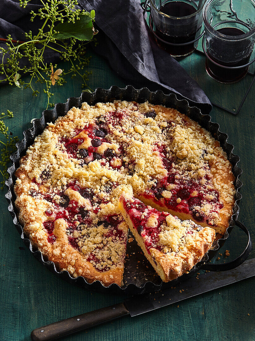 Crumble cake with wild berries