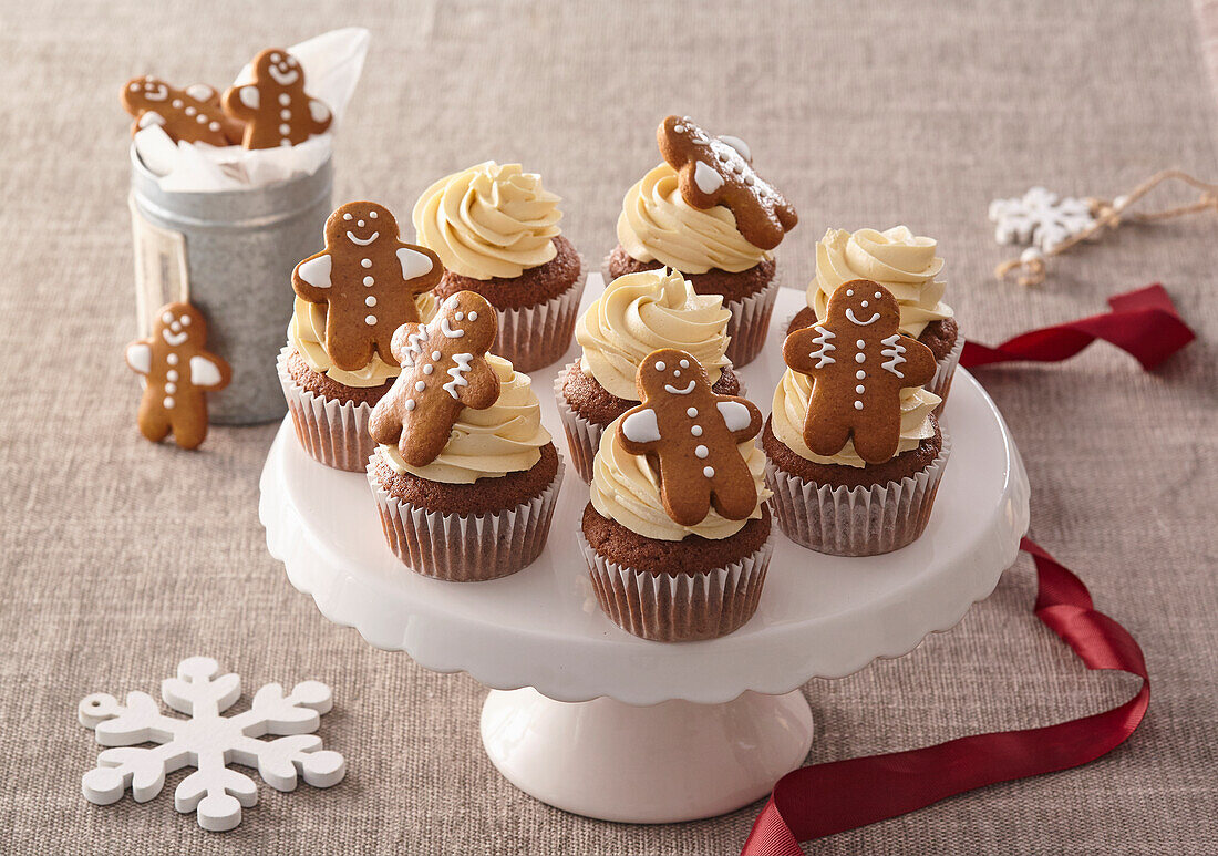 Weihnachts-Cupcakes mit Lebkuchenplätzchen