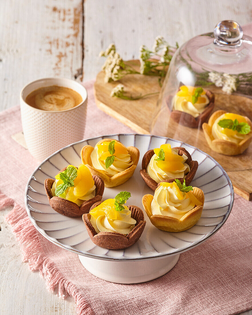 Custard tarts with apricots