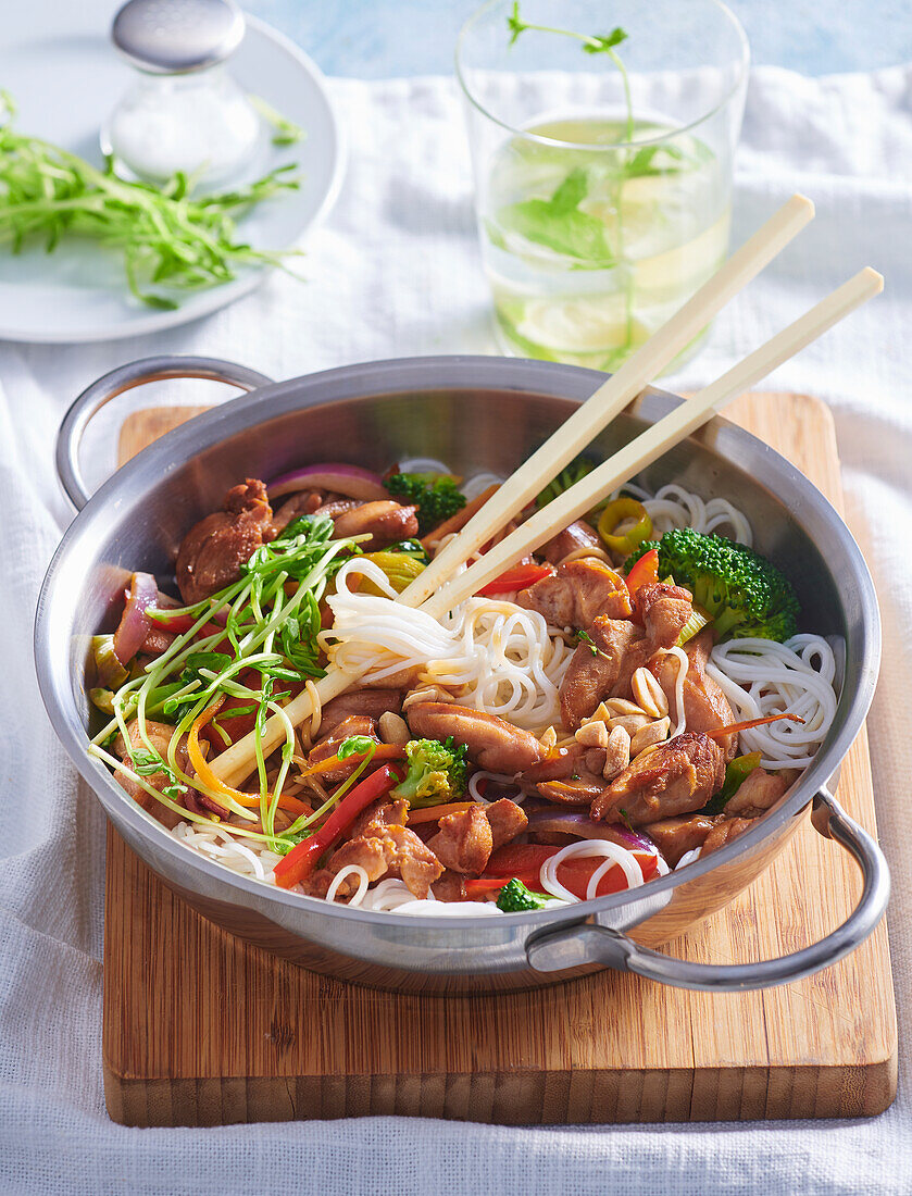 Rice noodles with chicken and vegetables