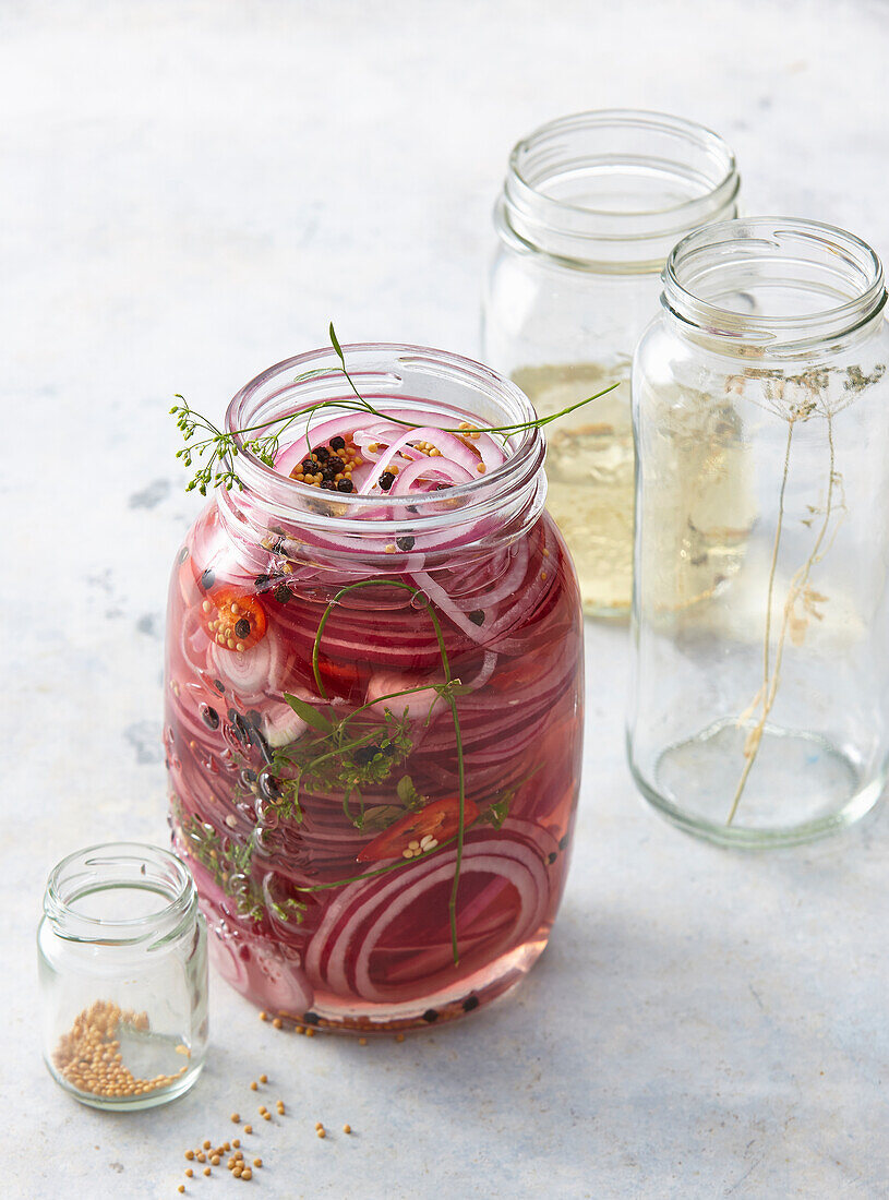 Spicy pickled onions