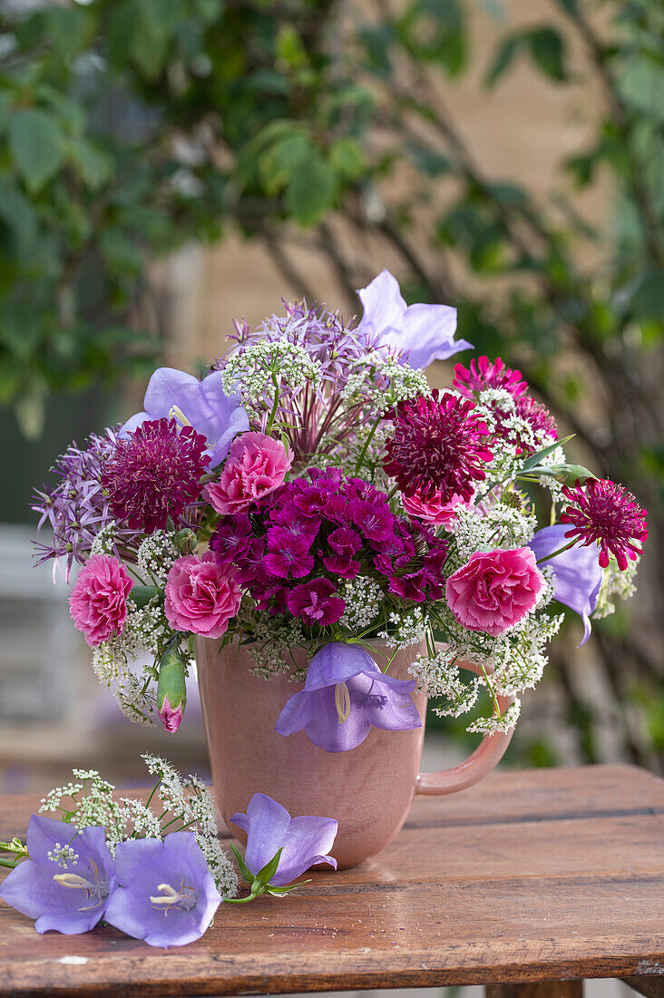 Sommerstrauß mit Nelken, Glockenblumen, Sterndolde, Zierlauch und Giersch