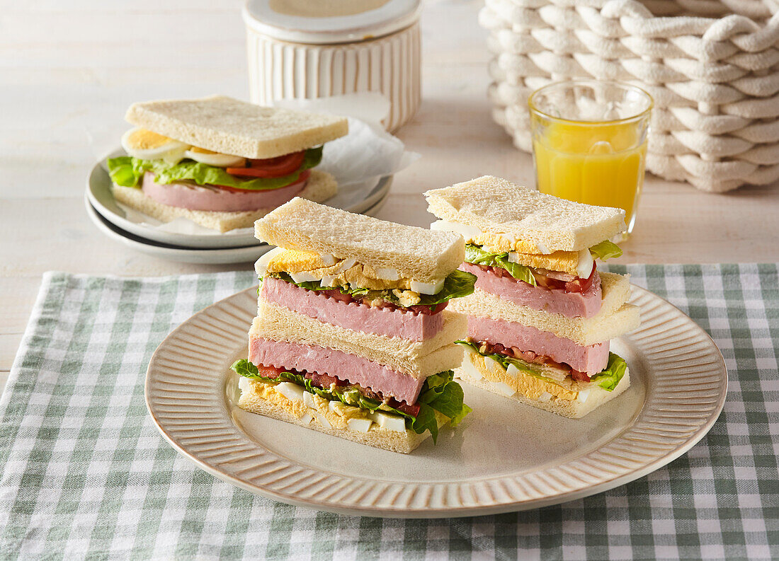 Schinken-Sandwiches mit Ei