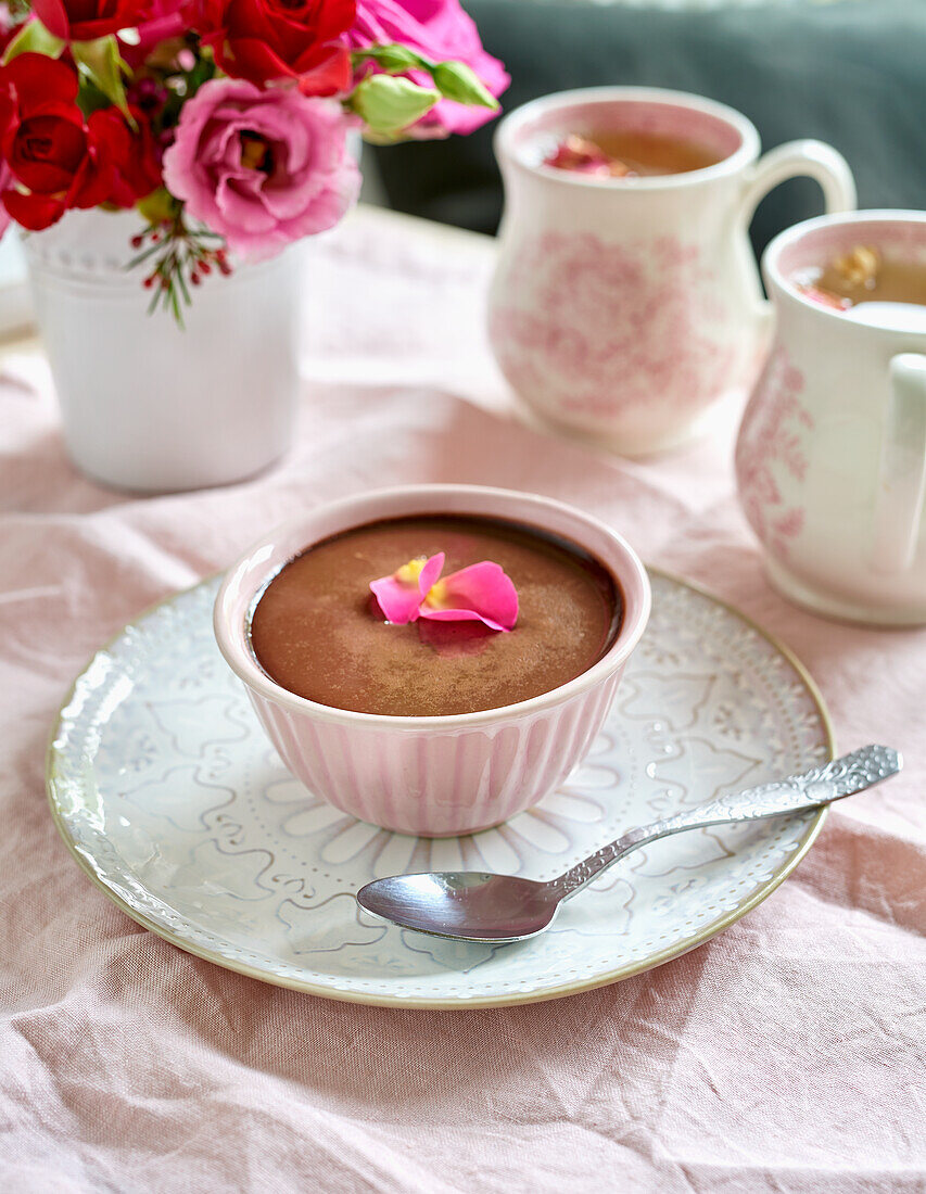 Schokoladenmousse mit Rosenblüten in Porzellantasse