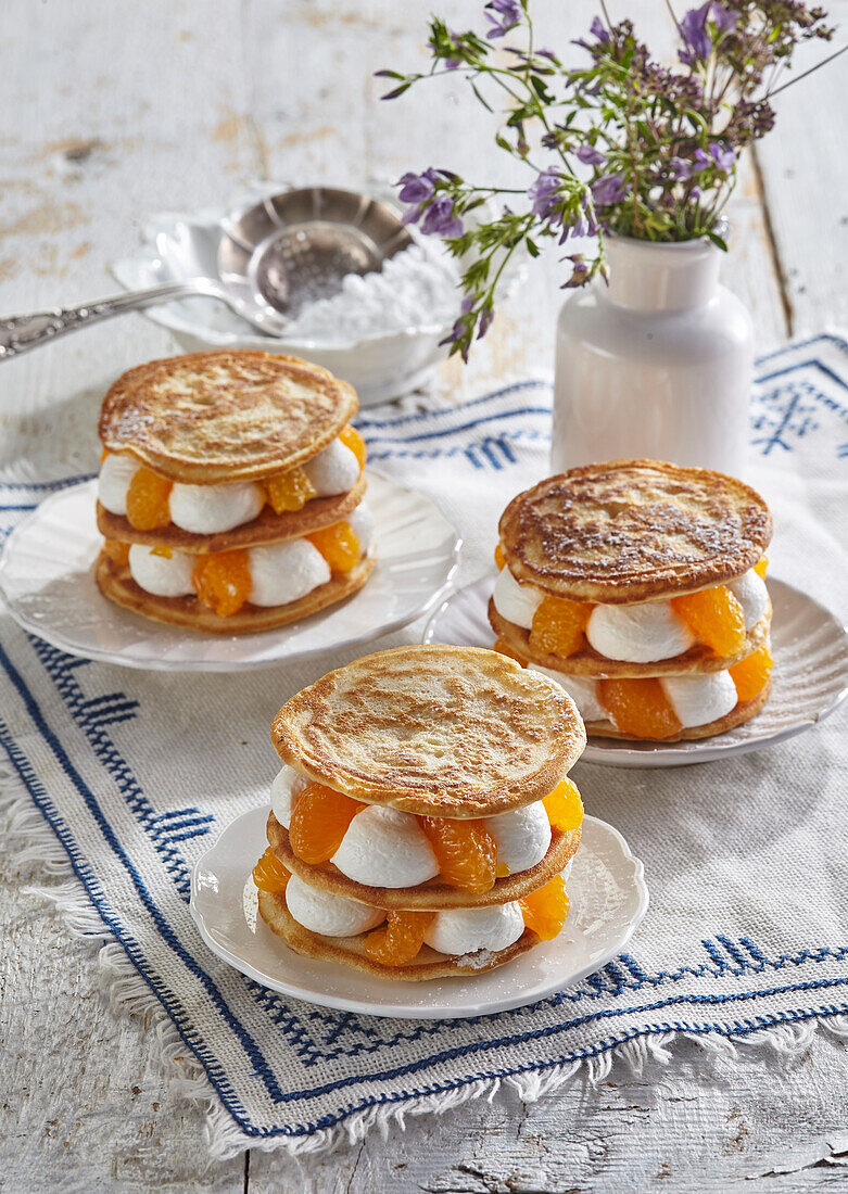 Pancake-Türmchen mit Quarkcreme und Mandarinen