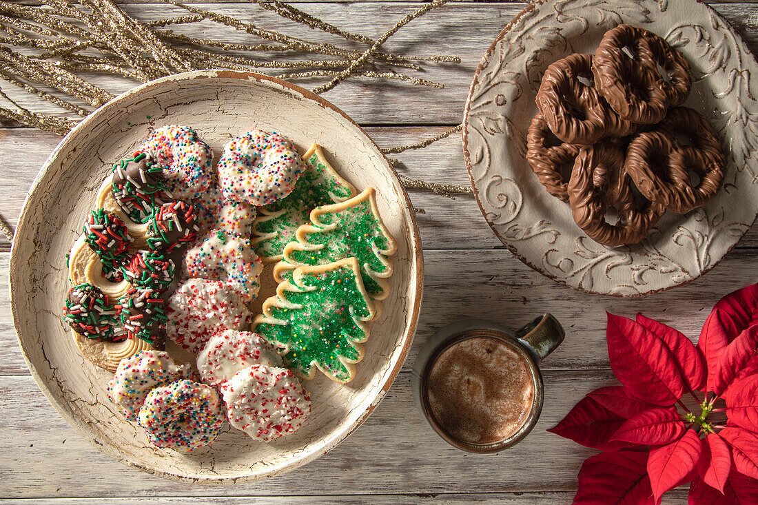 Bunte Weihnachtsplätzchen mit Zuckerstreuseln und Schokobrezeln