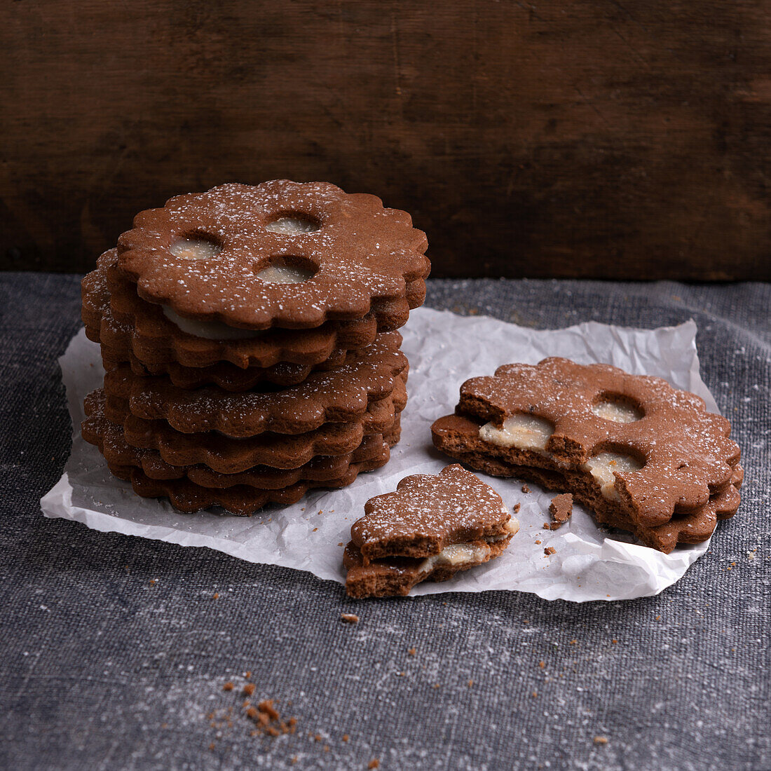 Vegane Schoko-Linzer mit Karamellcreme-Füllung