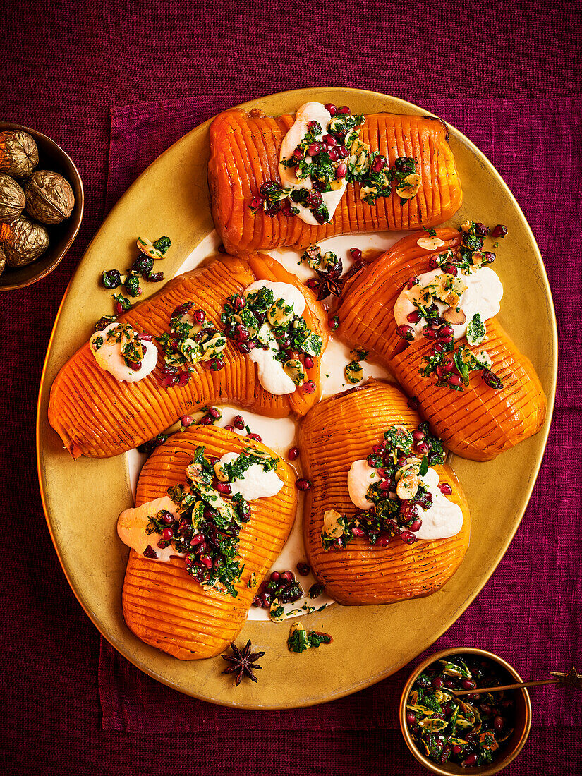 Hasselback-Kürbis mit Tahini-Joghurt und Gremolata