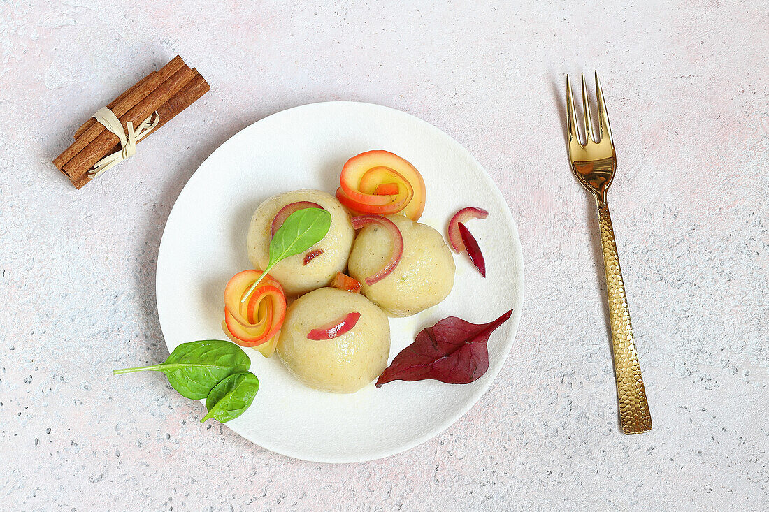 Gnocchi gefüllt mit Mit Apfel und Caciocavallo-Käse