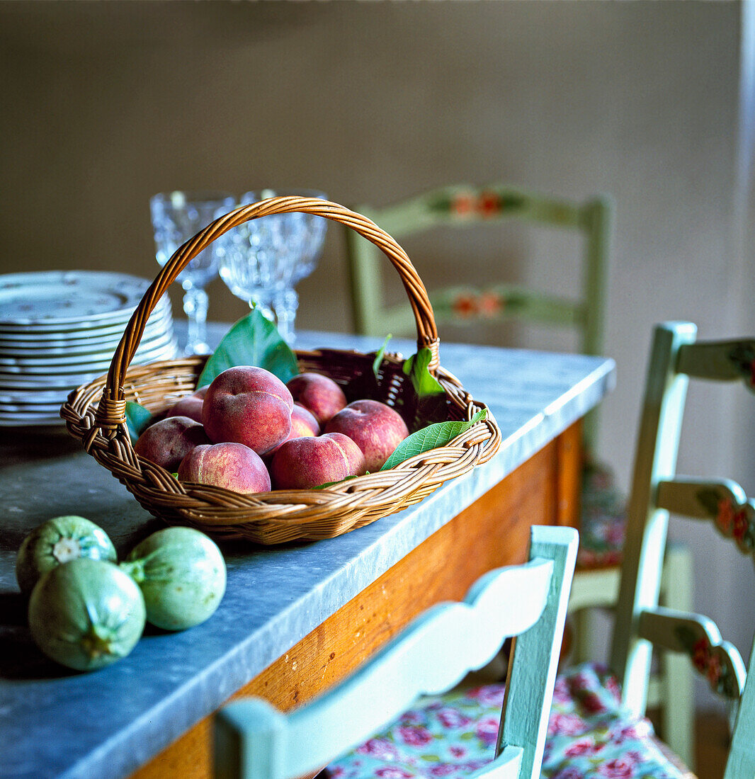 Pfirsiche in einem Korb auf einem Küchentisch