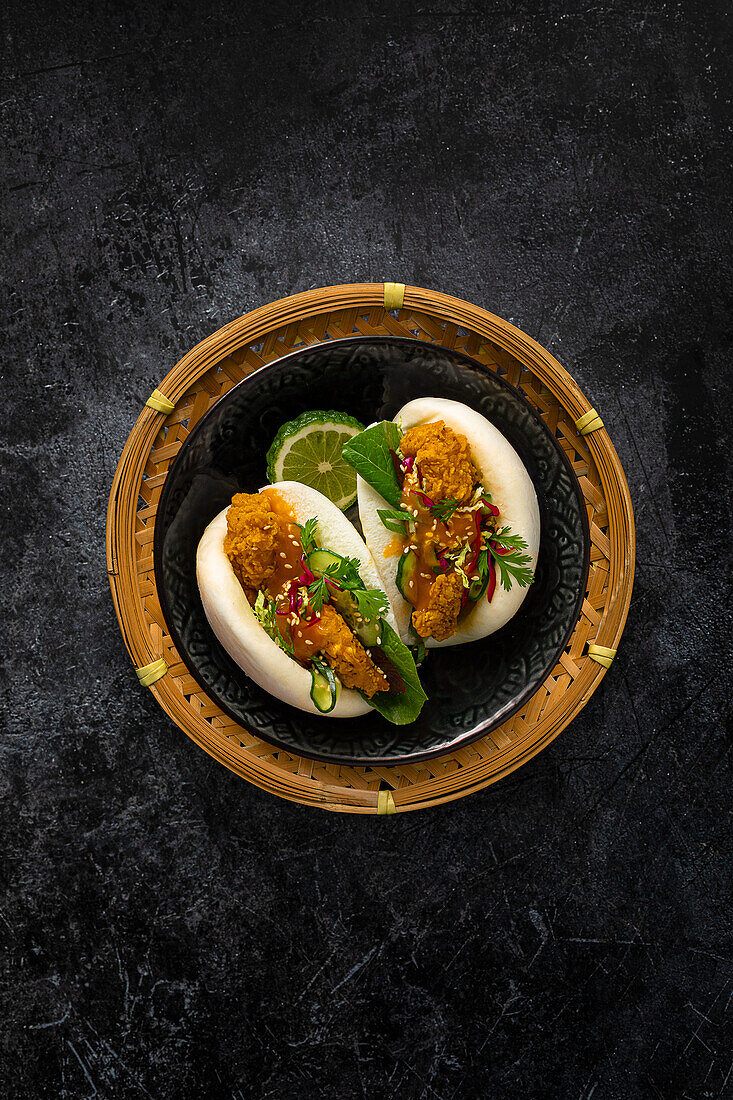 Bao Buns mit paniertem Fisch (Asien)