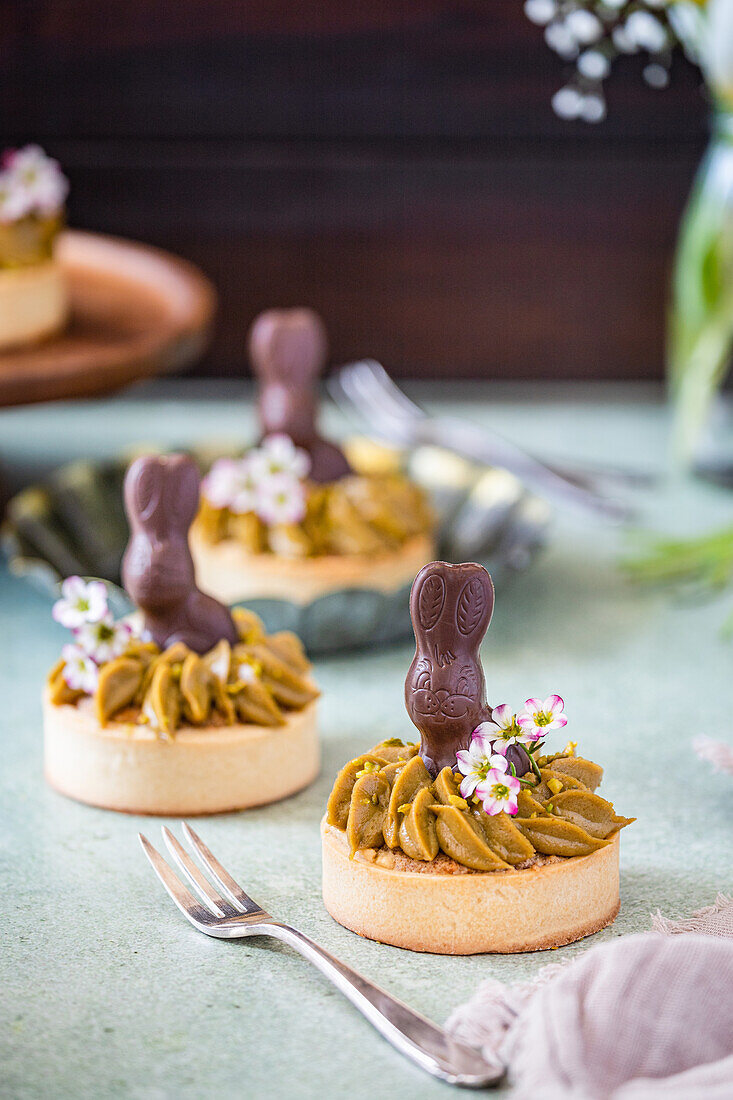 Easter pistachio tartelette with carrots