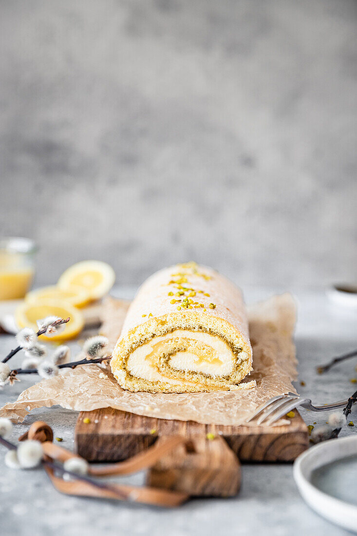 Lemon roulade with pistachios