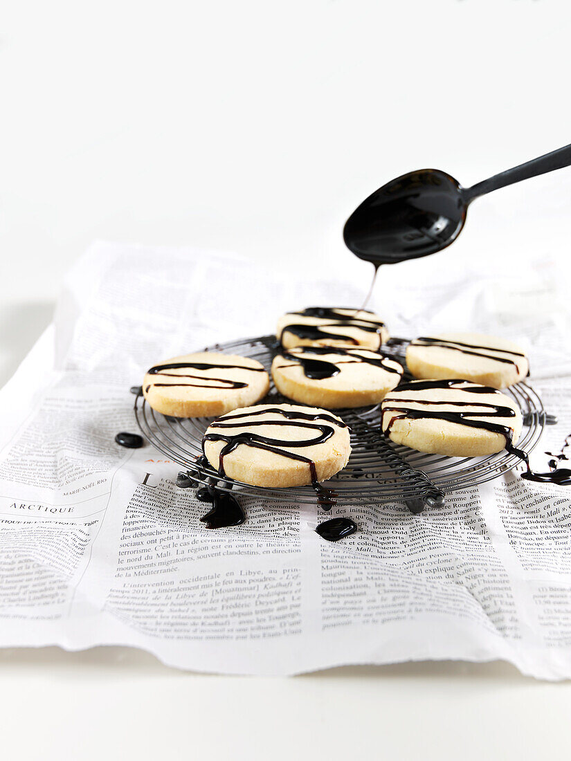 Lemon cookies with liquorice syrup