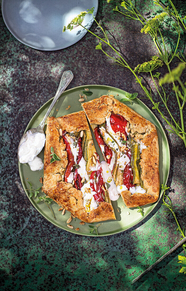 Zucchini-Paprika-Galette mit Stracciatella di bufala