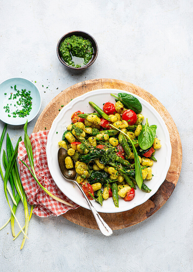 Gnocchi with green asparagus and wild garlic pesto