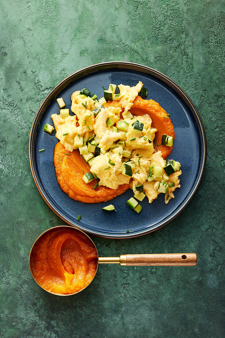 Süßkartoffelpüree mit Zucchini-Rührei