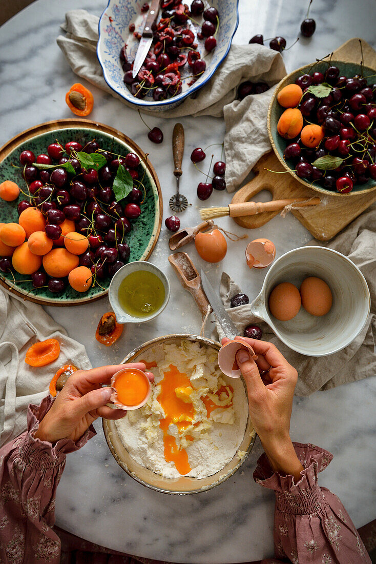 Tarte mit Kirschen und Aprikosen zubereiten: Teigzutaten in Schüssel geben