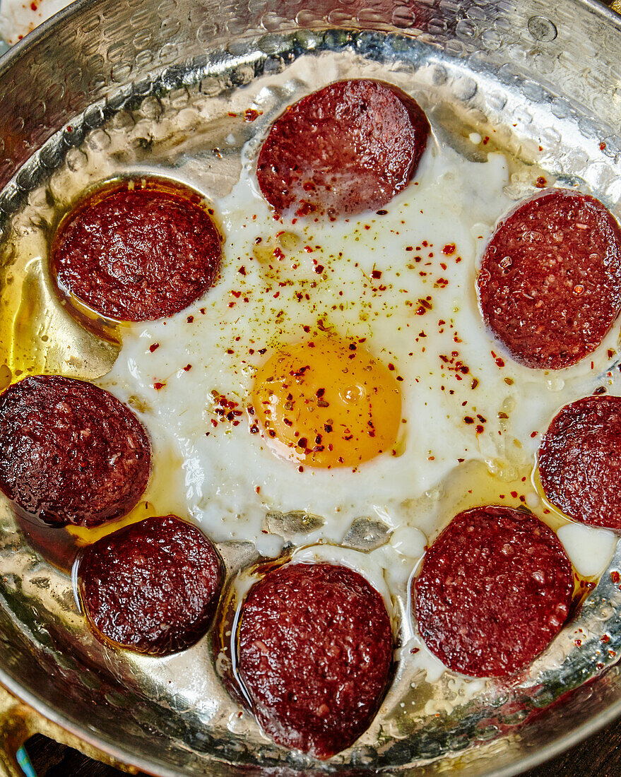 Eier mit würziger türkischer Wurst