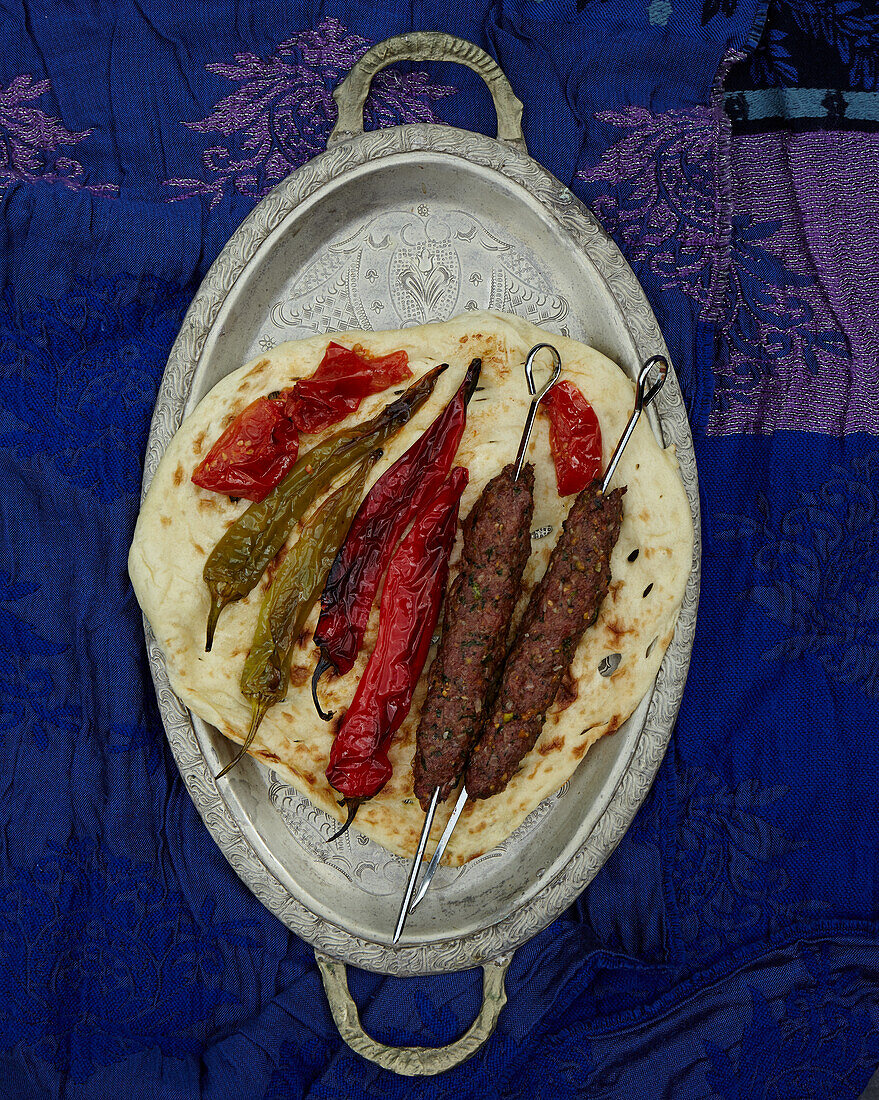 Türkische Lammspieße mit Pistazien und geröstetem Gemüse