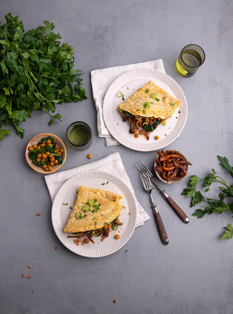 Kräuter-Crêpes mit Pulled-Pilz-Spinat-Kichererbsen-Pfanne