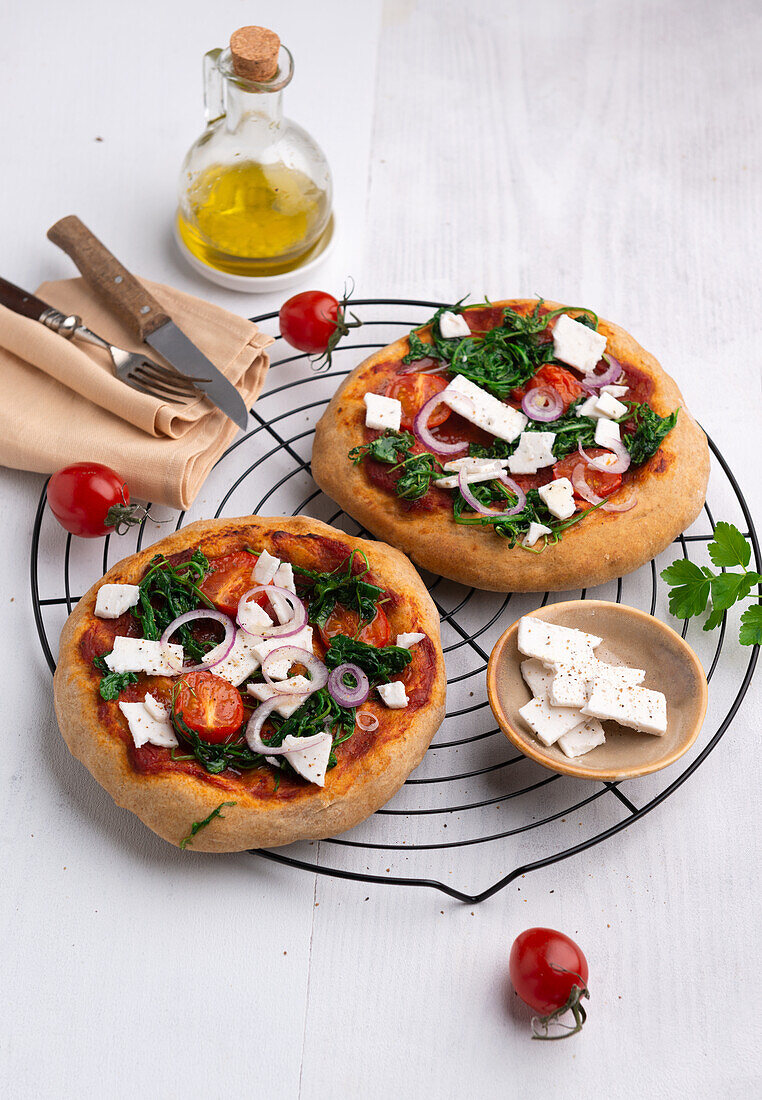 Dinkel-Pizza mit Spinat, Tomaten, Zwiebeln und veganem Fetaersatz