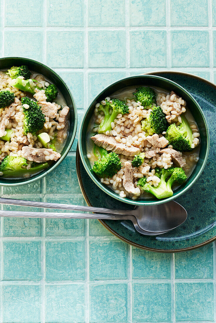 Broccoli and barley stew with pork