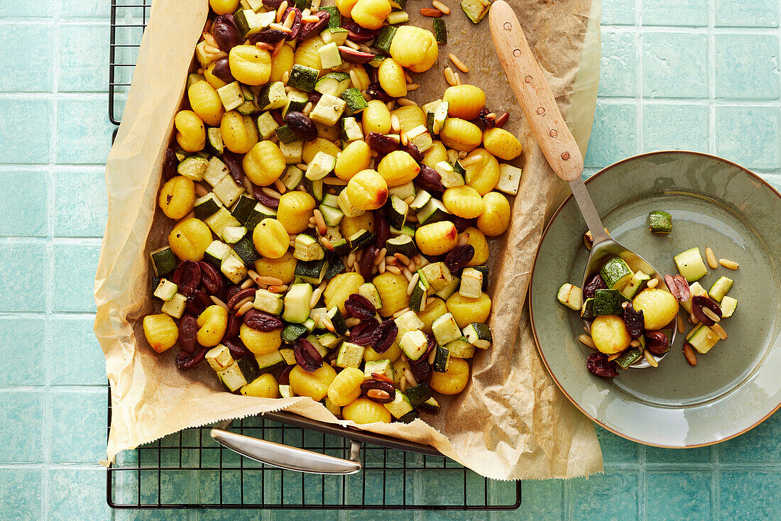 Vegane Gnocchi mit Zucchini und Oliven vom Blech