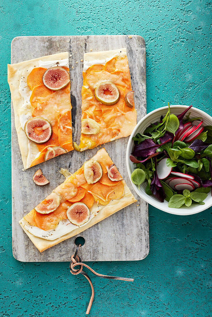 Vegan tarte flambée with figs