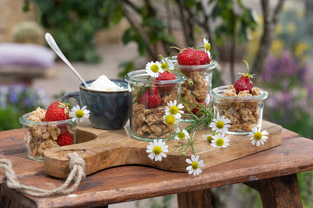 Sommerdessert im Glas mit Erdbeeren, Crunch und Sahne