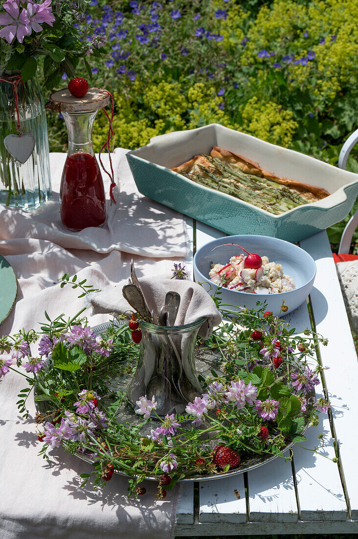 Gedeckter Tisch fürs Sommerfest im Garten