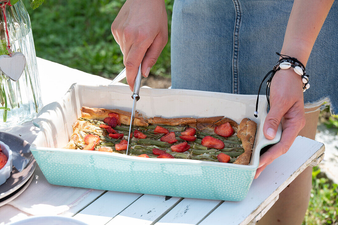 Spargelquiche mit Erdbeeren fürs Sommerfest im Garten