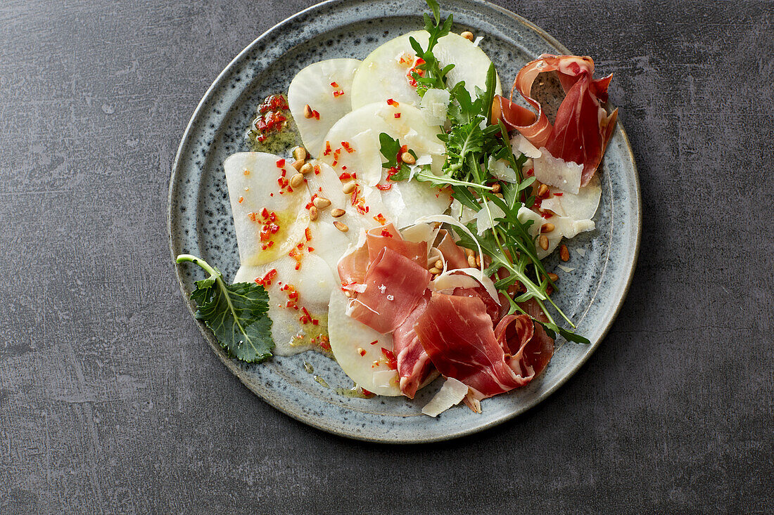 Kohlrabi-Rucola-Carpaccio mit Parmaschinken