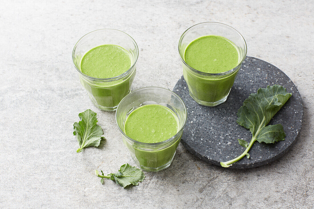 Fruity kohlrabi green smoothies with apples and pears