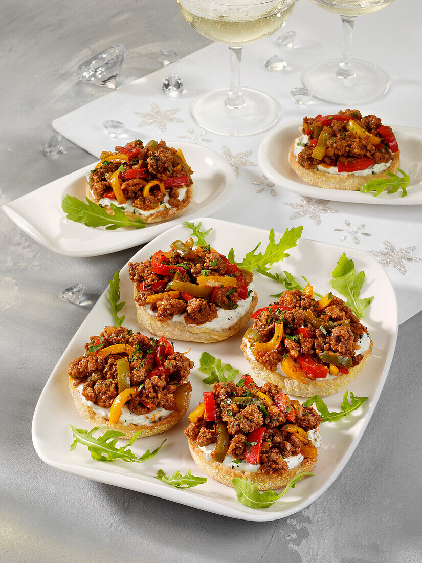 Cold mini pizzas with cream cheese, peppers and minced meat