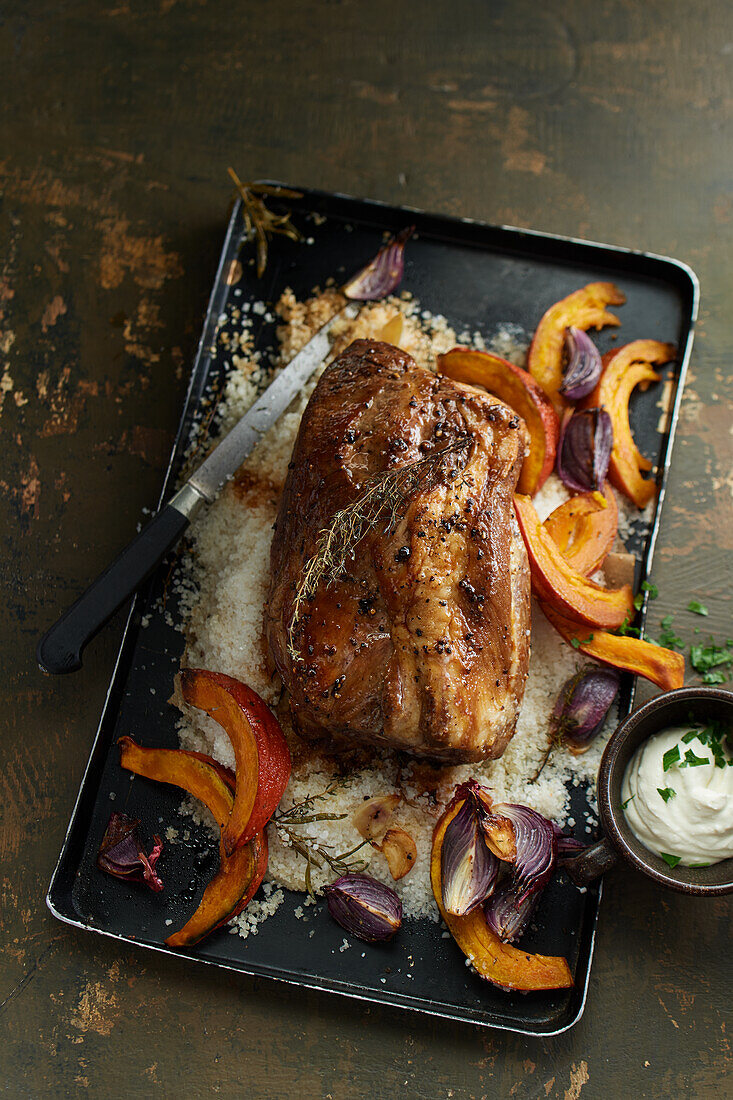 Schweinenackenbraten, auf dem Salzbett gegart