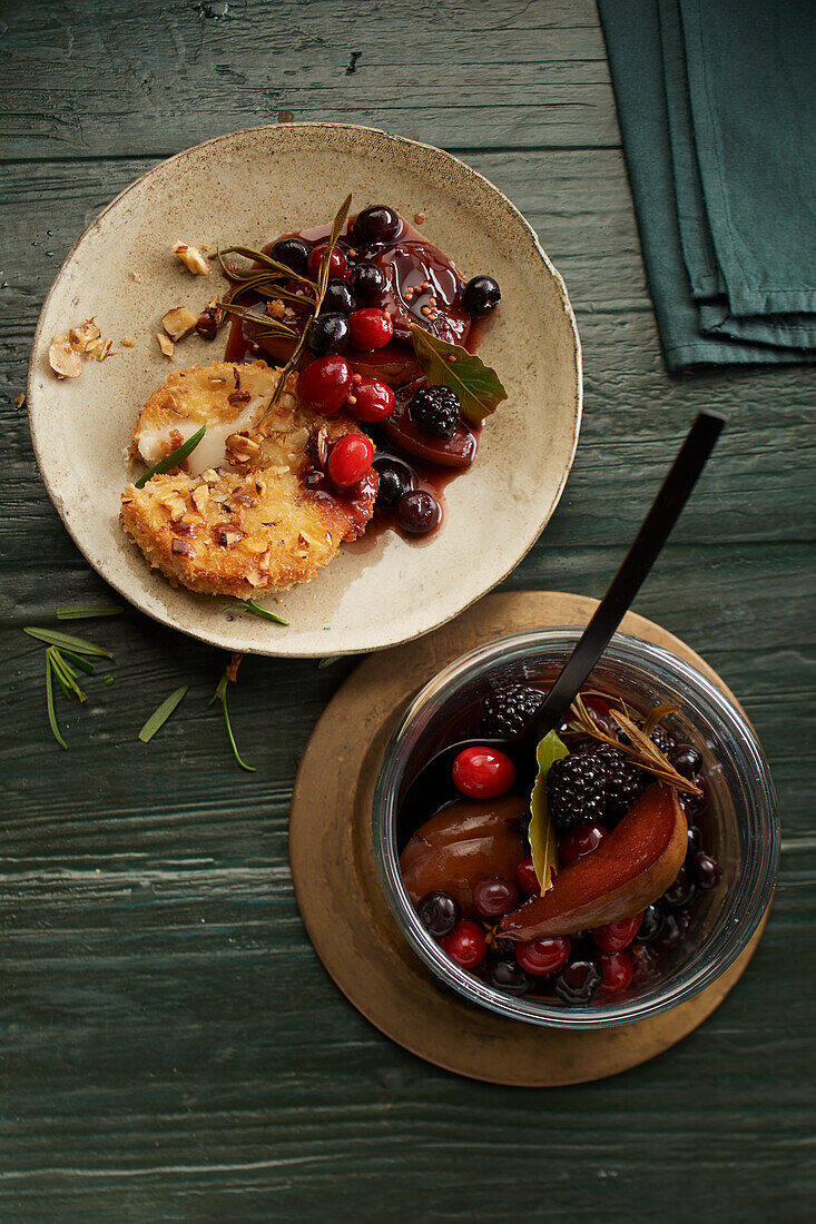 Ziegenkäse in Nusskruste mit Balsamico-Früchten