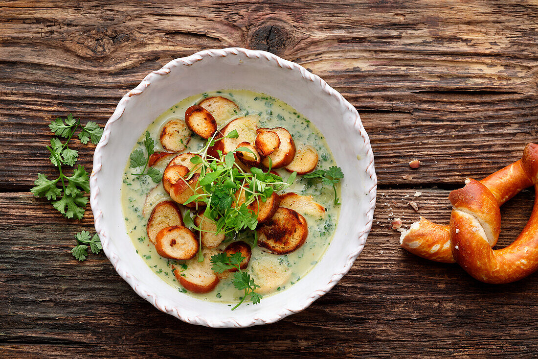 Bayerische Breznsuppe mit Kräutern