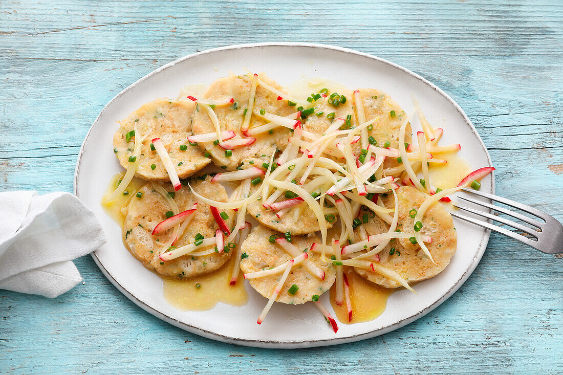 Bayerischer Knödelsalat mit Radieschen