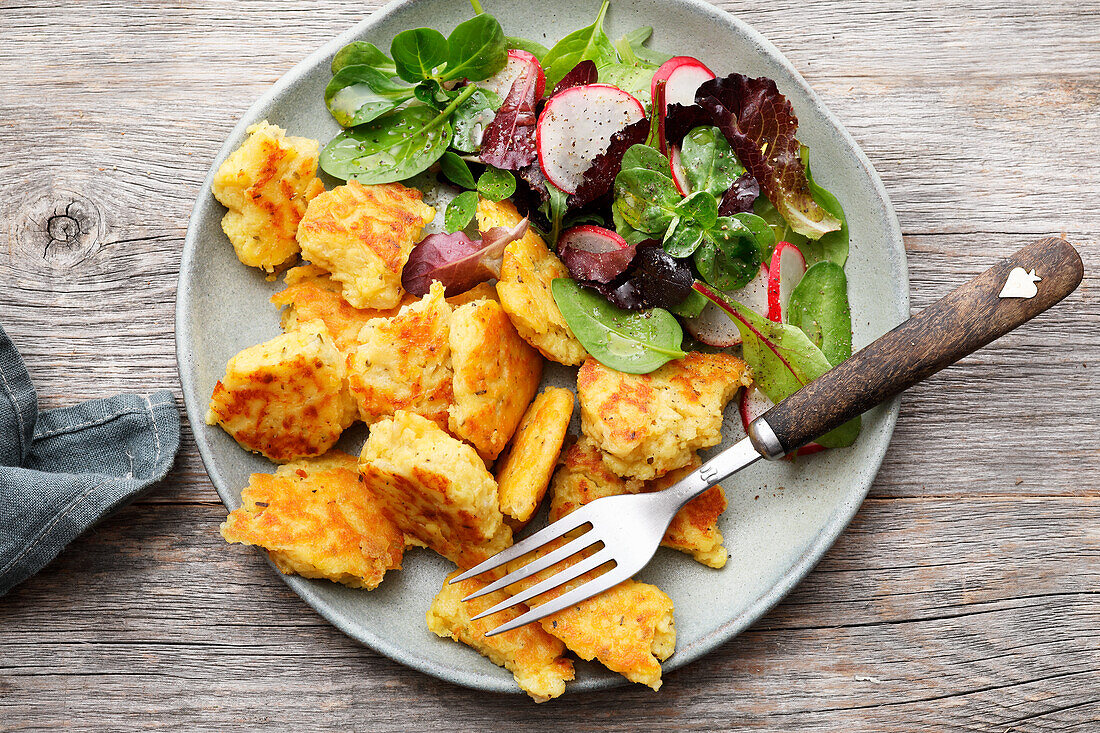 Bayerischer Kartoffelschmarrn mit Salat