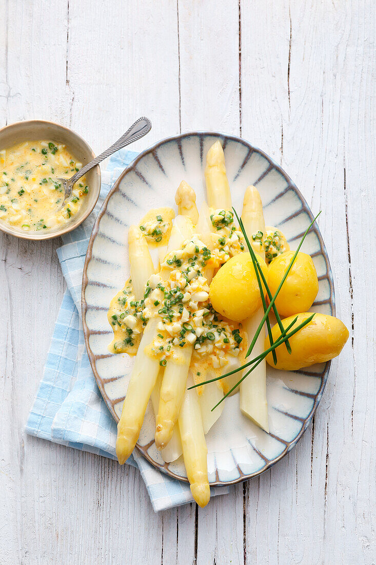 Spargel mit Eiersauce und Kartoffeln