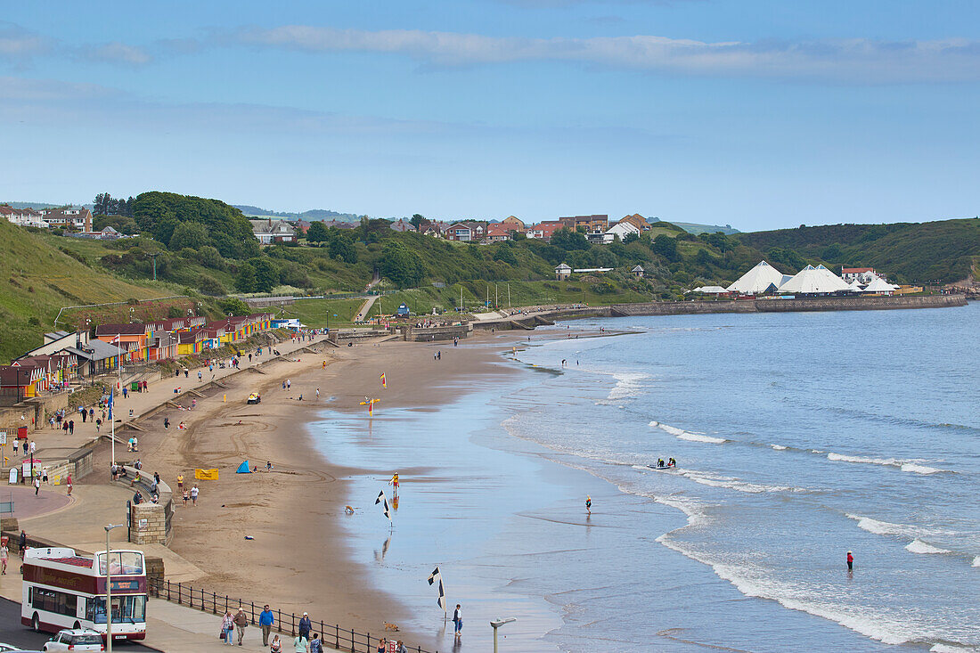 Blick auf North Bay, Scarborough, Yorkshire, England, Vereinigtes Königreich, Europa