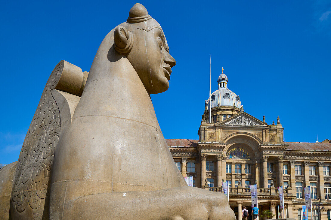 Statue vor dem Rathaus, Victoria Square, Birmingham, West Midlands, England, Vereinigtes Königreich, Europa