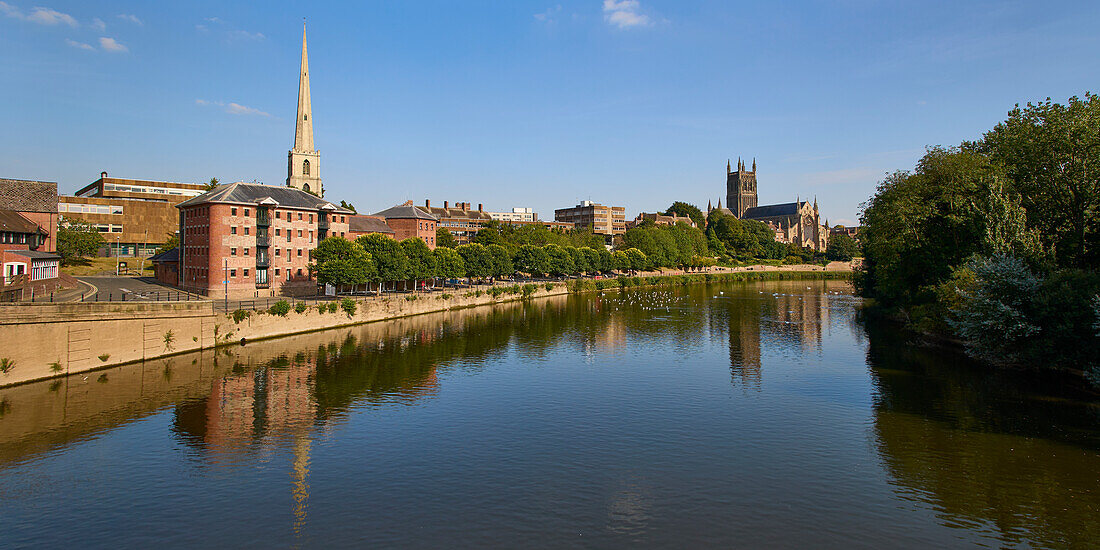 Blick auf den Fluss Severn, die St. Andrews Church und die Kathedrale von Worcester, Worcester, Worcestershire, England, Vereinigtes Königreich, Europa