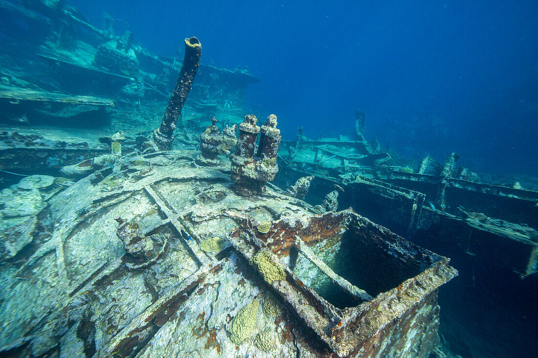 Überreste des Schiffswracks der Kinsei Maru an der Nordostseite der Silver Bank, Dominikanische Republik, Große Antillen, Karibik, Mittelamerika