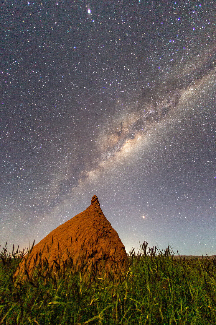 Die Milchstraße über den Termitenhügeln im Cape Range National Park, Exmouth, Westaustralien, Australien, Pazifik